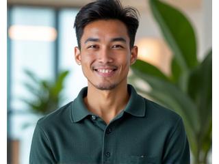 Pria mengenakan kemeja polo rajutan berwarna netral untuk tampilan bisnis casual yang santai namun rapi.