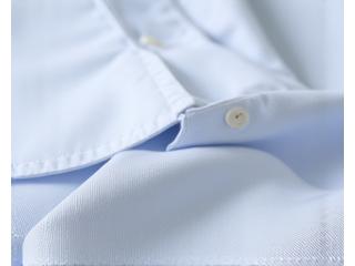Kemeja performa yang terbuat dari bahan wrinkle-resistant, menunjukkan detail kain yang berteknologi.