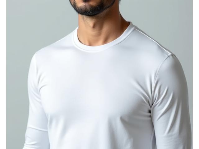Model mengenakan kaos dalam crew neck putih