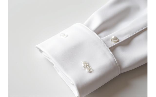 Kemeja bespoke pria dengan manset monogram, detail kerah, dan pilihan kain mewah.
